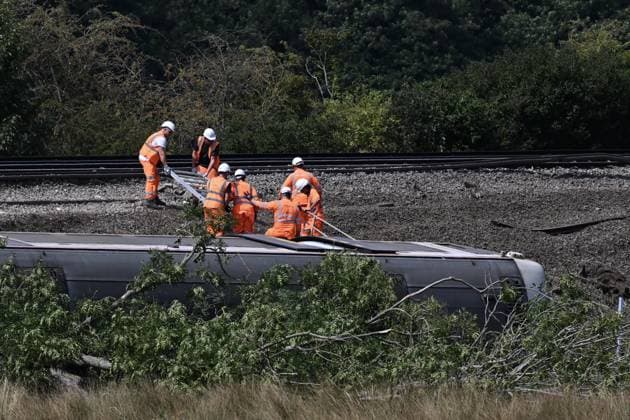 East Sussex train derailment injures 20 people LEWES, ENGLAND - AUGUST 14: Emergency services attend a train derailment near Lewes station in East Sussex on August 14, 2026 in Lewes, England. Two people sustained serious injuries and 18 others suffered less serious injuries near Lewes railway station in East Sussex. Approximately 150 people were aboard the train when at least three carriages left the tracks and overturned. Rasid Necati Aslim Anadolu Lewes England. Editorial use only. Please get in touch for any other usage.  Copyright: x2026xAnadoluxRasidxNecatixAslimx