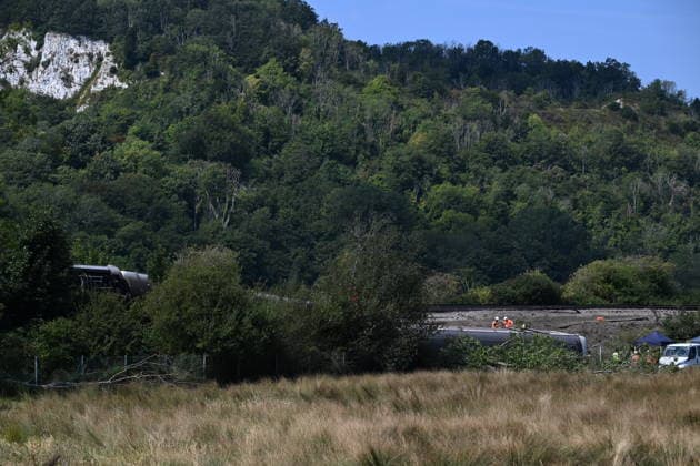 East Sussex train derailment injures 20 people LEWES, ENGLAND - AUGUST 14: Emergency services attend a train derailment near Lewes station in East Sussex on August 14, 2026 in Lewes, England. Two people sustained serious injuries and 18 others suffered less serious injuries near Lewes railway station in East Sussex. Approximately 150 people were aboard the train when at least three carriages left the tracks and overturned. Rasid Necati Aslim Anadolu Lewes England. Editorial use only. Please get in touch for any other usage.  Copyright: x2026xAnadoluxRasidxNecatixAslimx