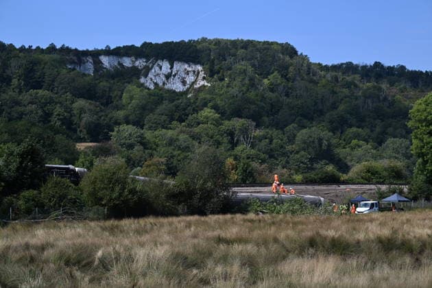 East Sussex train derailment injures 20 people LEWES, ENGLAND - AUGUST 14: Emergency services attend a train derailment near Lewes station in East Sussex on August 14, 2026 in Lewes, England. Two people sustained serious injuries and 18 others suffered less serious injuries near Lewes railway station in East Sussex. Approximately 150 people were aboard the train when at least three carriages left the tracks and overturned. Rasid Necati Aslim Anadolu Lewes England. Editorial use only. Please get in touch for any other usage.  Copyright: x2026xAnadoluxRasidxNecatixAslimx