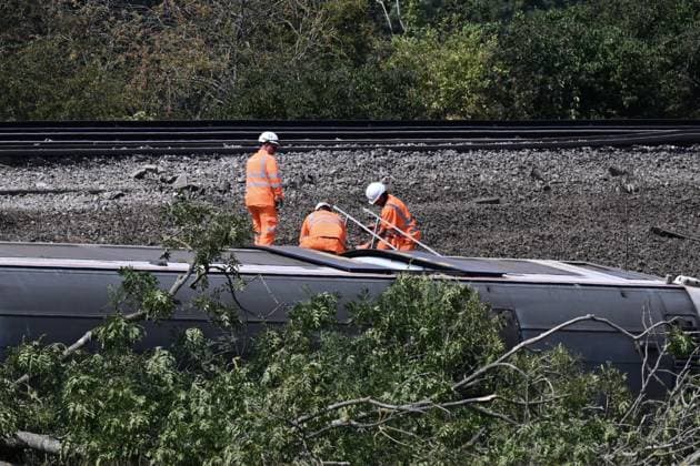 East Sussex train derailment injures 20 people LEWES, ENGLAND - AUGUST 14: Emergency services attend a train derailment near Lewes station in East Sussex on August 14, 2026 in Lewes, England. Two people sustained serious injuries and 18 others suffered less serious injuries near Lewes railway station in East Sussex. Approximately 150 people were aboard the train when at least three carriages left the tracks and overturned. Rasid Necati Aslim Anadolu Lewes England. Editorial use only. Please get in touch for any other usage.  Copyright: x2026xAnadoluxRasidxNecatixAslimx