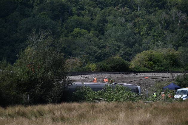 East Sussex train derailment injures 20 people LEWES, ENGLAND - AUGUST 14: Emergency services attend a train derailment near Lewes station in East Sussex on August 14, 2026 in Lewes, England. Two people sustained serious injuries and 18 others suffered less serious injuries near Lewes railway station in East Sussex. Approximately 150 people were aboard the train when at least three carriages left the tracks and overturned. Rasid Necati Aslim Anadolu Lewes England. Editorial use only. Please get in touch for any other usage.  Copyright: x2026xAnadoluxRasidxNecatixAslimx