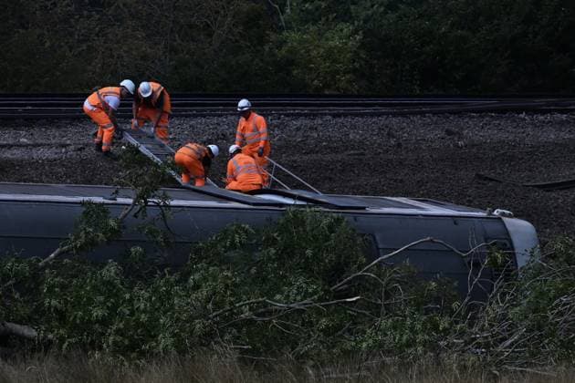 East Sussex train derailment injures 20 people LEWES, ENGLAND - AUGUST 14: Emergency services attend a train derailment near Lewes station in East Sussex on August 14, 2026 in Lewes, England. Two people sustained serious injuries and 18 others suffered less serious injuries near Lewes railway station in East Sussex. Approximately 150 people were aboard the train when at least three carriages left the tracks and overturned. Rasid Necati Aslim Anadolu Lewes England. Editorial use only. Please get in touch for any other usage.  Copyright: x2026xAnadoluxRasidxNecatixAslimx