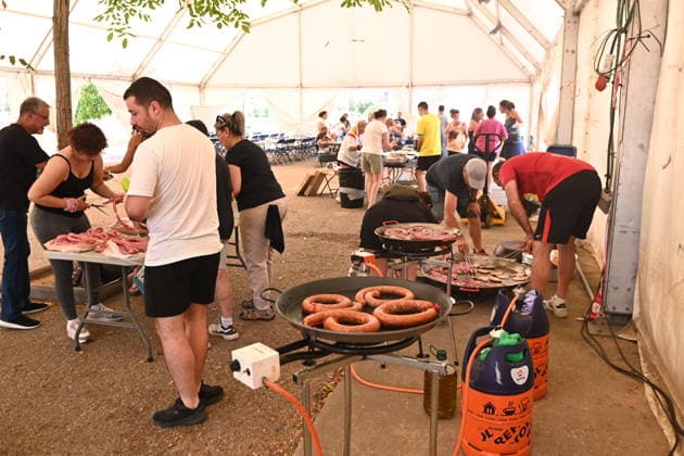 The spread of the fire in Huesca forces the evacuation of belongings from the San Juan de la Pena Monastery. People evacuated due to a wildfire prepare a meal at the Ayerbe sports center on August 14, 2026, in Las Penas de Riglos, Hoya de Huesca, Huesca, Aragón, Spain. The fire that broke out at 12:37 p.m. this Monday in Las Penas de Riglos, Huesca, has already burned more than 9,000 hectares and forced the preventive evacuation of sixteen towns and a total of 830 people. This Thursday, the flames surrounded the old monastery of San Juan de la Pena, though they did not damage the structure. Early this morning, the regional government issued an evacuation order for four more municipalities, in addition to the twelve from yesterday: these ar  Copyright: xRamonxCometx 7714141