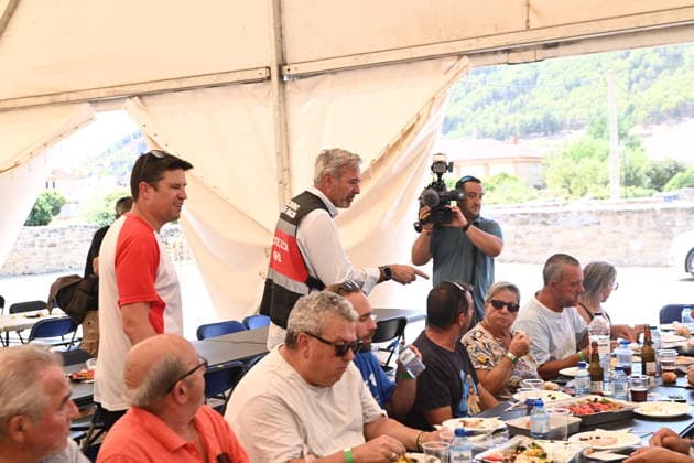 The spread of the Huesca wildfire forces the evacuation of belongings from the Monastery of San Juan de la Pena. The president of Aragón, Jorge Azcón, has lunch with people evacuated due to a wildfire at the Ayerbe sports center on August 14, 2026, in Las Penas de Riglos, Hoya de Huesca, Huesca, Aragon, Spain. The fire that broke out at 12:37 p.m. this Monday in Las Penas de Riglos, Huesca, has already burned more than 9,000 hectares and forced the preventive evacuation of sixteen towns and a total of 830 people. This Thursday, the flames surrounded the old monastery of San Juan de la Pena, though they did not damage the structure. Early this morning, the regional government issued an evacuation order for four more municipalities, in addit  Copyright: xRamonxCometx 7714145