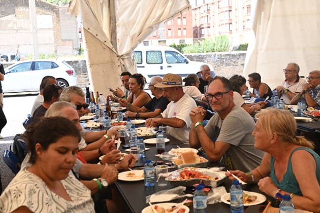The spread of the Huesca wildfire forces the evacuation of belongings from the San Juan de la Pena monastery. People evacuated due to a wildfire eat at the Ayerbe sports center on August 14, 2026, in Las Penas de Riglos, Hoya de Huesca, Huesca, Aragon, Spain. The fire that broke out at 12:37 p.m. this Monday in Las Penas de Riglos, Huesca, has already burned more than 9,000 hectares and forced the preventive evacuation of sixteen towns and a total of 830 people. This Thursday, the flames surrounded the old monastery of San Juan de la Pena, though they did not damage the structure. Early this morning, the regional government issued an evacuation order for four more municipalities, in addition to the twelve from yesterday: these are the town  Copyright: xRamonxCometx 7714143