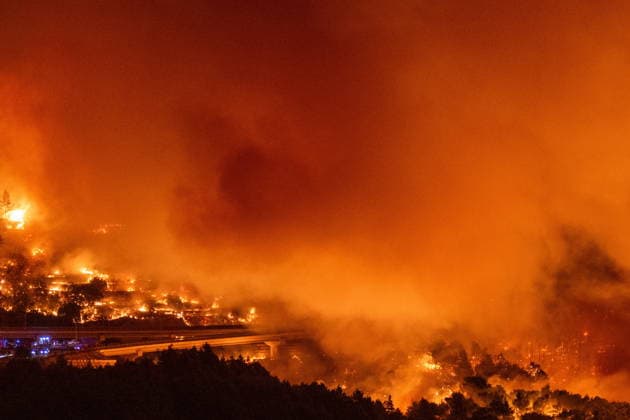 Omis, Croatia, 140826. A large fire broke out last night in Lokva Rogoznica and spread to the area above Omis. Houses and cars were burned. Traffic on the Adriatic Highway was disrupted, residents and tourists from the affected area were evacuated, and firefighters are on the ground extinguishing the fire, which is being made more difficult by strong winds. Photo: Tom Dubravec CROPIX Split CROATIA Copyright: xxTomxDubravecx xCROPIXx omis_pozar_td203-140826