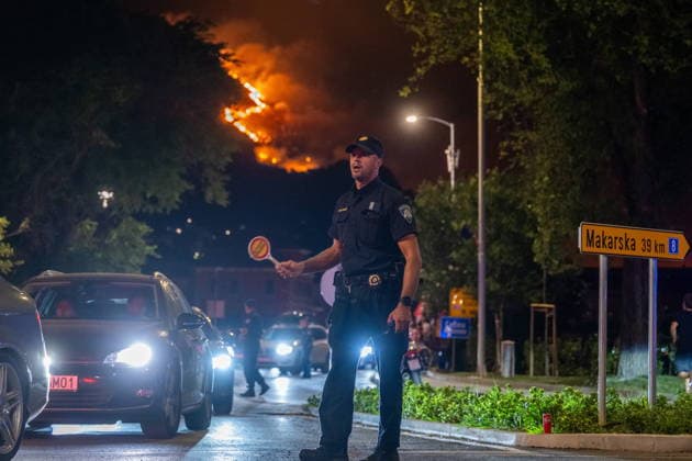 Omis, Croatia, 140826. A large fire broke out last night in Lokva Rogoznica and spread to the area above Omis. Houses and cars were burned. Traffic on the Adriatic Highway was disrupted, residents and tourists from the affected area were evacuated, and firefighters are on the ground extinguishing the fire, which is being made more difficult by strong winds. Photo: Tom Dubravec CROPIX Split CROATIA Copyright: xxTomxDubravecx xCROPIXx omis_pozar_td205-140826