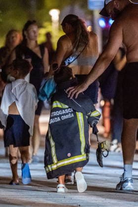 Omis, Croatia, 140826. A large fire broke out last night in Lokva Rogoznica and spread to the area above Omis. Houses and cars were burned. Traffic on the Adriatic Highway was disrupted, residents and tourists from the affected area were evacuated, and firefighters are on the ground extinguishing the fire, which is being made more difficult by strong winds. Photo: Tom Dubravec CROPIX Split CROATIA Copyright: xxTomxDubravecx xCROPIXx omis_pozar_td209-140826