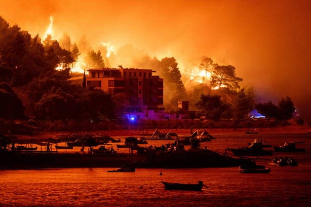 Omis, Croatia, 140826. A large fire broke out last night in Lokva Rogoznica and spread to the area above Omis. Houses and cars were burned. Traffic on the Adriatic Highway was disrupted, residents and tourists from the affected area were evacuated, and firefighters are on the ground extinguishing the fire, which is being made more difficult by strong winds. Photo: Tom Dubravec CROPIX Split CROATIA Copyright: xxTomxDubravecx xCROPIXx omis_pozar_td211-140826