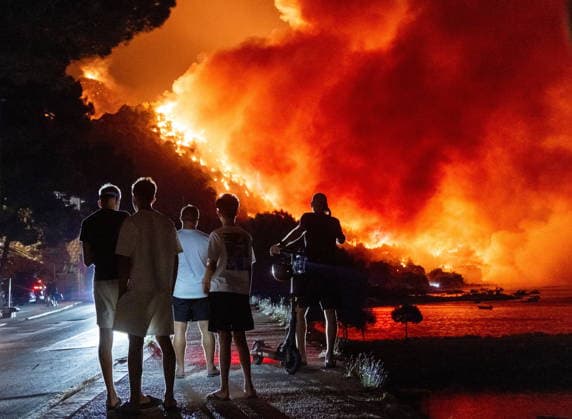 Omis, Croatia, 140826. A large fire broke out last night in Lokva Rogoznica and spread to the area above Omis. Houses and cars were burned. Traffic on the Adriatic Highway was disrupted, residents and tourists from the affected area were evacuated, and firefighters are on the ground extinguishing the fire, which is being made more difficult by strong winds. Photo: Tom Dubravec CROPIX Split CROATIA Copyright: xxTomxDubravecx xCROPIXx omis_pozar_td213-140826