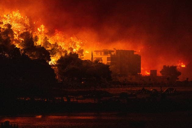 Omis, Croatia, 140826. A large fire broke out last night in Lokva Rogoznica and spread to the area above Omis. Houses and cars were burned. Traffic on the Adriatic Highway was disrupted, residents and tourists from the affected area were evacuated, and firefighters are on the ground extinguishing the fire, which is being made more difficult by strong winds. Photo: Tom Dubravec CROPIX Split CROATIA Copyright: xxTomxDubravecx xCROPIXx omis_pozar_td216-140826