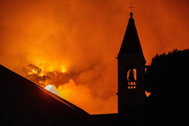 Omis, Croatia, 140826. A large fire broke out last night in Lokva Rogoznica and spread to the area above Omis. Houses and cars were burned. Traffic on the Adriatic Highway was disrupted, residents and tourists from the affected area were evacuated, and firefighters are on the ground extinguishing the fire, which is being made more difficult by strong winds. Photo: Tom Dubravec CROPIX Split CROATIA Copyright: xxTomxDubravecx xCROPIXx omis_pozar_td221-140826