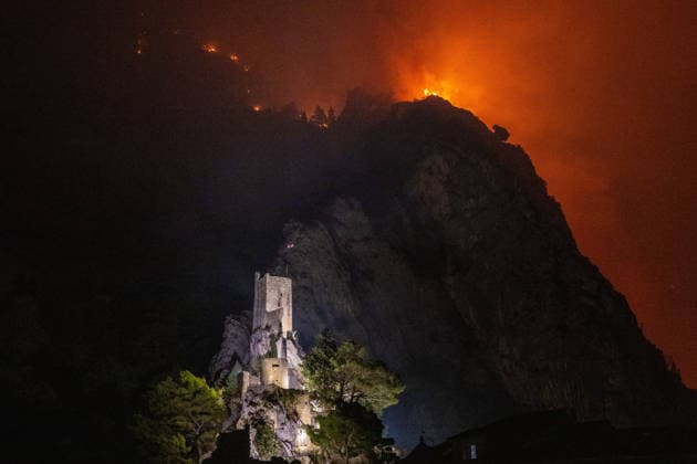 Omis, Croatia, 140826. A large fire broke out last night in Lokva Rogoznica and spread to the area above Omis. Houses and cars were burned. Traffic on the Adriatic Highway was disrupted, residents and tourists from the affected area were evacuated, and firefighters are on the ground extinguishing the fire, which is being made more difficult by strong winds. Photo: Tom Dubravec CROPIX Split CROATIA Copyright: xxTomxDubravecx xCROPIXx omis_pozar_td228-140826