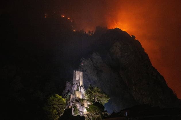 Omis, Croatia, 140826. A large fire broke out last night in Lokva Rogoznica and spread to the area above Omis. Houses and cars were burned. Traffic on the Adriatic Highway was disrupted, residents and tourists from the affected area were evacuated, and firefighters are on the ground extinguishing the fire, which is being made more difficult by strong winds. Photo: Tom Dubravec CROPIX Split CROATIA Copyright: xxTomxDubravecx xCROPIXx omis_pozar_td229-140826