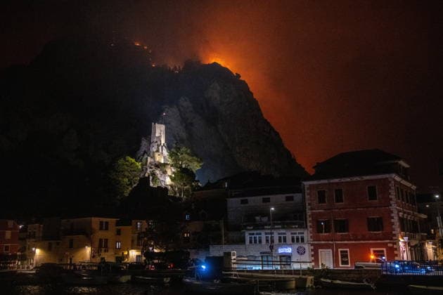 Omis, Croatia, 140826. A large fire broke out last night in Lokva Rogoznica and spread to the area above Omis. Houses and cars were burned. Traffic on the Adriatic Highway was disrupted, residents and tourists from the affected area were evacuated, and firefighters are on the ground extinguishing the fire, which is being made more difficult by strong winds. Photo: Tom Dubravec CROPIX Split CROATIA Copyright: xxTomxDubravecx xCROPIXx omis_pozar_td230-140826