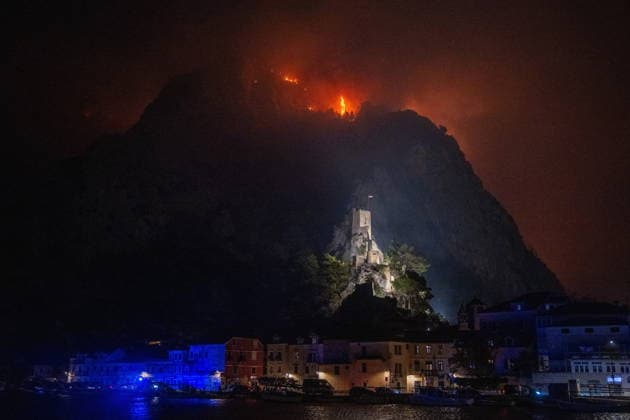 Omis, Croatia, 140826. A large fire broke out last night in Lokva Rogoznica and spread to the area above Omis. Houses and cars were burned. Traffic on the Adriatic Highway was disrupted, residents and tourists from the affected area were evacuated, and firefighters are on the ground extinguishing the fire, which is being made more difficult by strong winds. Photo: Tom Dubravec CROPIX Split CROATIA Copyright: xxTomxDubravecx xCROPIXx omis_pozar_td231-140826