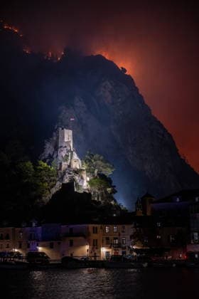 Omis, Croatia, 140826. A large fire broke out last night in Lokva Rogoznica and spread to the area above Omis. Houses and cars were burned. Traffic on the Adriatic Highway was disrupted, residents and tourists from the affected area were evacuated, and firefighters are on the ground extinguishing the fire, which is being made more difficult by strong winds. Photo: Tom Dubravec CROPIX Split CROATIA Copyright: xxTomxDubravecx xCROPIXx omis_pozar_td232-140826