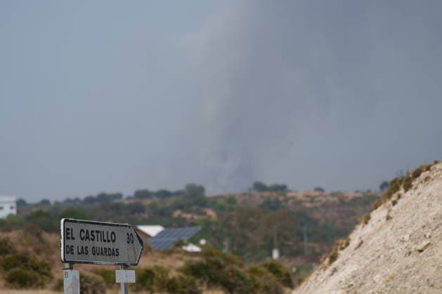 Aznalcóllar Watches with Fear as the Niebla Fire Spreads Images of the Niebla fire spreading in the municipality of Aznalcóllar August 14, 2026, in Aznalcóllar, Seville, Andalusia, Spain The Niebla fire in Huelva, which has been burning since August 6 and has affected more than 31,000 hectares, has entered the municipality of Aznalcóllar, Seville, via the Charcofrío area. This Friday, the situation worsened in the area; the fire crossed the road toward El Álamo and reached El Campillo and Madronalejo. August 14, 2026. Francisco J. Aznalcollar, Seville, Andalusia; Aznalcóllar, Seville, Andalusia, Spain  Copyright: xFranciscoxJ.xOlmox 7714156