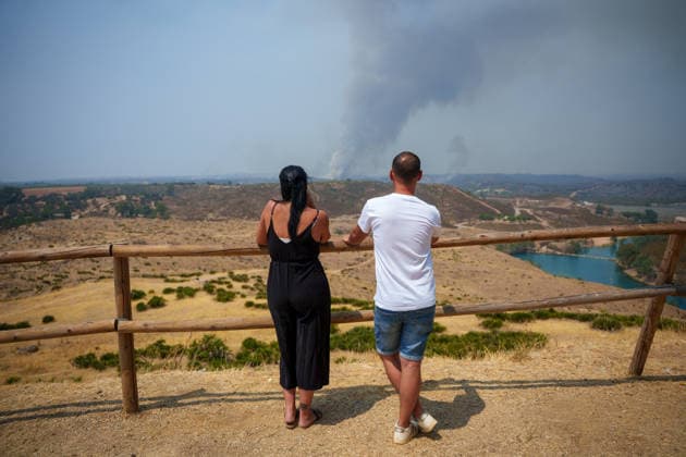 Aznalcóllar Watches with Fear as the Niebla Fire Spreads Images of the Niebla fire spreading in the municipality of Aznalcóllar August 14, 2026, in Aznalcóllar, Seville, Andalusia, Spain The Niebla fire in Huelva, which has been burning since August 6 and has affected more than 31,000 hectares, has entered the municipality of Aznalcóllar, Seville, via the Charcofrío area. This Friday, the situation worsened in the area; the fire crossed the road toward El Álamo and reached El Campillo and Madronalejo. August 14, 2026. Francisco J. Aznalcollar, Seville, Andalusia; Aznalcóllar, Seville, Andalusia, Spain  Copyright: xFranciscoxJ.xOlmox 7714159