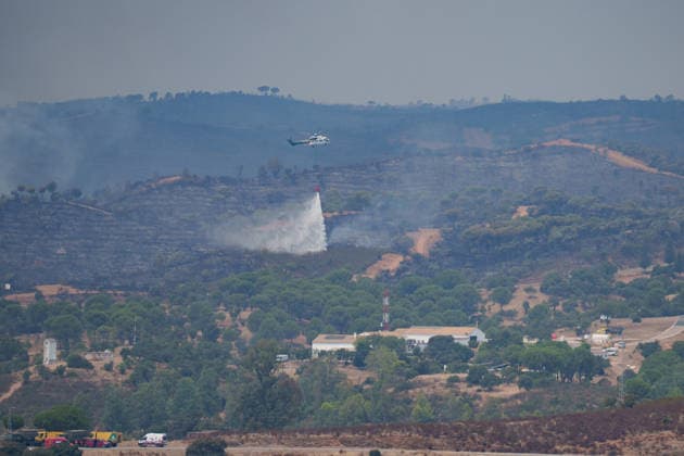 Aznalcóllar Watches with Fear as the Niebla Fire Spreads Images of the Niebla fire spreading in the municipality of Aznalcóllar August 14, 2026, in Aznalcóllar, Seville, Andalusia, Spain The Niebla fire in Huelva, which has been burning since August 6 and has affected more than 31,000 hectares, has entered the municipality of Aznalcóllar, Seville, via the Charcofrío area. This Friday, the situation worsened in the area; the fire crossed the road toward El Álamo and reached El Campillo and Madronalejo. August 14, 2026. Francisco J. Aznalcollar, Seville, Andalusia; Aznalcóllar, Seville, Andalusia, Spain  Copyright: xFranciscoxJ.xOlmox 7714163