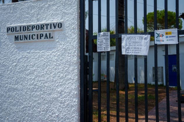 Aznalcóllar Watches with Fear as the Niebla Fire Spreads The municipal swimming pool in Aznalcóllar closes due to the spread of the Niebla fire within the municipality August 14, 2026, in Aznalcóllar, Seville, Andalusia, Spain The Niebla fire in Huelva, which has been burning since August 6 and has affected more than 31,000 hectares, has entered the municipality of Aznalcóllar, Seville, via the Charcofrío area. This Friday, the situation worsened in the area; the fire crossed the road toward El Álamo and reached El Campillo and Madronalejo. August 14, 2026. Francisco J. Aznalcollar, Seville, Andalusia; Aznalcóllar, Seville, Andalusia, Spain  Copyright: xFranciscoxJ.xOlmox 7714176