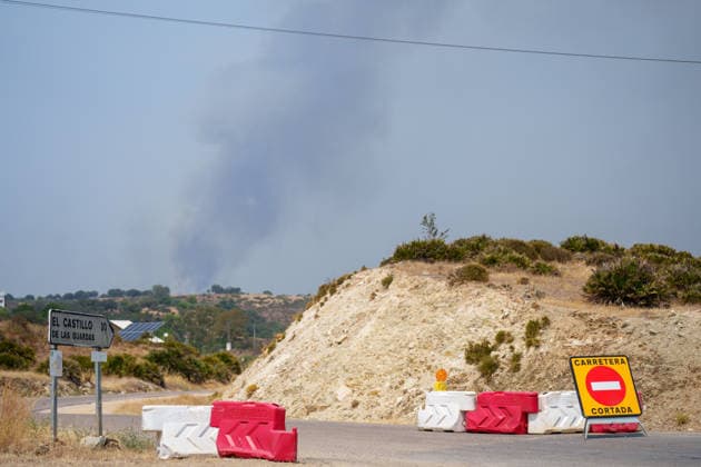 Aznalcóllar watches with fear as the Niebla fire spreads Roads cut off by the advancing Niebla fire in the municipality of Aznalcóllar August 14, 2026, in Aznalcóllar, Seville, Andalusia, Spain The Niebla, Huelva, wildfire—active since August 6 and having affected more than 31,000 hectares— has entered the municipality of Aznalcóllar, Seville, via the Charcofrío area. On Friday, the situation worsened in the area; the fire crossed the road toward El Álamo and reached El Campillo and Madronalejo. August 14, 2026. Francisco J. Aznalcollar, Seville, Andalusia; Aznalcóllar, Seville, Andalusia, Spain  Copyright: xFranciscoxJ.xOlmox 7714169