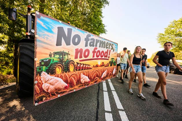 Farmers protest at the provincial government building in Den Bosch against the cabinet s nitrogen plans. S Hertogenbosch 14-08-26. A farmers protest is taking place at the provincial government building in Den Bosch against the cabinet s nitrogen plans and the revocation of permits for five farms. The province of Brabant is holding an extraordinary provincial council meeting today regarding the revocation of nitrogen permits for five poultry farmers located near vulnerable nature areas. NICO GARSTMAN CONTENT CURATION S Hertogenbosch NETHERLANDS  Copyright: xNICOxGARSTMANx xCONTENTxCURATIONx NICOxGARSTMANx xCONTENTxCURATIONx