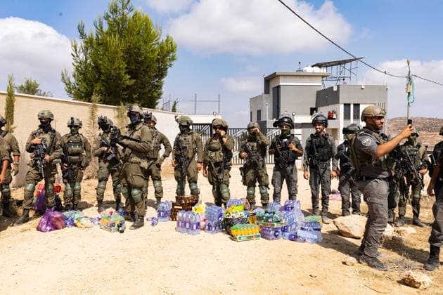 Peace Activists Blocked As Settlers Besiege Home in Qusra Village For Sixth Consecutive Day QUSRA, PALESTINE, Aug 14, 2026: For the sixth consecutive day, Israeli settlers have continued to besiege a Palestinian home in Qusra, a village in the occupied West Bank, restricting access to the property and leaving its occupants dependent on outside assistance for basic necessities. Israeli forces and Border Police have prevented Israeli and foreign peace activists from reaching the house, according to the photographer™s account. The activists have sought to break the siege and deliver water, food and medicine to the residents. The standoff in Qusra is part of a wider escalation of settler-related tensions and violence in the occupied West Bank Copyright: x xSalmanxMohsenxAlkhatibx xJNAxPressx