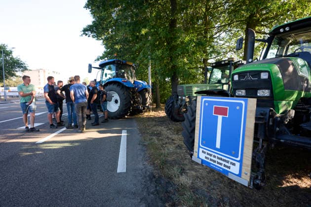 Farmers protest at the provincial government building in Den Bosch against the cabinet s nitrogen plans. S Hertogenbosch 14-08-26. A farmers protest is taking place at the provincial government building in Den Bosch against the cabinet s nitrogen plans and the revocation of permits for five farms. The province of Brabant is holding an extraordinary provincial council meeting today regarding the revocation of nitrogen permits for five poultry farmers located near vulnerable nature areas. NICO GARSTMAN CONTENT CURATION S Hertogenbosch NETHERLANDS  Copyright: xNICOxGARSTMANx xCONTENTxCURATIONx NICOxGARSTMANx xCONTENTxCURATIONx