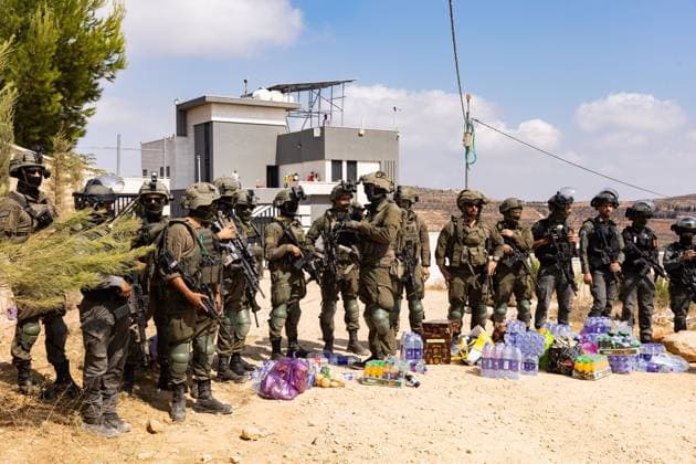 Peace Activists Blocked As Settlers Besiege Home in Qusra Village For Sixth Consecutive Day QUSRA, PALESTINE, Aug 14, 2026: For the sixth consecutive day, Israeli settlers have continued to besiege a Palestinian home in Qusra, a village in the occupied West Bank, restricting access to the property and leaving its occupants dependent on outside assistance for basic necessities. Israeli forces and Border Police have prevented Israeli and foreign peace activists from reaching the house, according to the photographer™s account. The activists have sought to break the siege and deliver water, food and medicine to the residents. The standoff in Qusra is part of a wider escalation of settler-related tensions and violence in the occupied West Bank Copyright: x xSalmanxMohsenxAlkhatibx xJNAxPressx