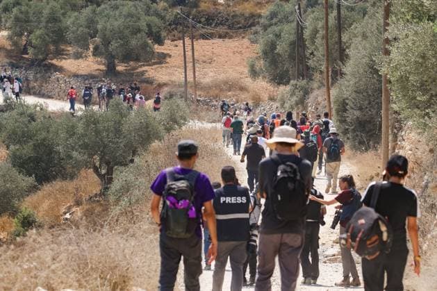 Peace Activists Blocked As Settlers Besiege Home in Qusra Village For Sixth Consecutive Day QUSRA, PALESTINE, Aug 14, 2026: For the sixth consecutive day, Israeli settlers have continued to besiege a Palestinian home in Qusra, a village in the occupied West Bank, restricting access to the property and leaving its occupants dependent on outside assistance for basic necessities. Israeli forces and Border Police have prevented Israeli and foreign peace activists from reaching the house, according to the photographer™s account. The activists have sought to break the siege and deliver water, food and medicine to the residents. The standoff in Qusra is part of a wider escalation of settler-related tensions and violence in the occupied West Bank Copyright: x xSalmanxMohsenxAlkhatibx xJNAxPressx