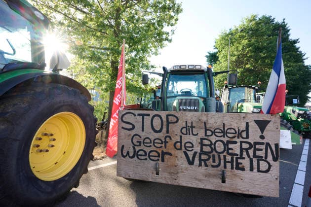 Farmers protest at the provincial government building in Den Bosch against the cabinet s nitrogen plans. S Hertogenbosch 14-08-26. A farmers protest is taking place at the provincial government building in Den Bosch against the cabinet s nitrogen plans and the revocation of permits for five farms. The province of Brabant is holding an extraordinary provincial council meeting today regarding the revocation of nitrogen permits for five poultry farmers located near vulnerable nature areas. NICO GARSTMAN CONTENT CURATION S Hertogenbosch NETHERLANDS  Copyright: xNICOxGARSTMANx xCONTENTxCURATIONx NICOxGARSTMANx xCONTENTxCURATIONx