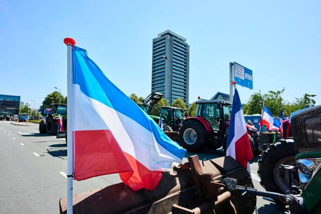 Farmers protest at the provincial government building in Den Bosch against the cabinet s nitrogen plans. S Hertogenbosch 14-08-26. A farmers protest is taking place at the provincial government building in Den Bosch against the cabinet s nitrogen plans and the revocation of permits for five farms. The province of Brabant is holding an extraordinary provincial council meeting today regarding the revocation of nitrogen permits for five poultry farmers located near vulnerable nature areas. NICO GARSTMAN CONTENT CURATION S Hertogenbosch NETHERLANDS  Copyright: xNICOxGARSTMANx xCONTENTxCURATIONx NICOxGARSTMANx xCONTENTxCURATIONx
