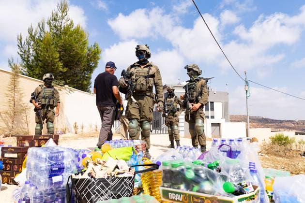 Peace Activists Blocked As Settlers Besiege Home in Qusra Village For Sixth Consecutive Day QUSRA, PALESTINE, Aug 14, 2026: For the sixth consecutive day, Israeli settlers have continued to besiege a Palestinian home in Qusra, a village in the occupied West Bank, restricting access to the property and leaving its occupants dependent on outside assistance for basic necessities. Israeli forces and Border Police have prevented Israeli and foreign peace activists from reaching the house, according to the photographer™s account. The activists have sought to break the siege and deliver water, food and medicine to the residents. The standoff in Qusra is part of a wider escalation of settler-related tensions and violence in the occupied West Bank Copyright: x xSalmanxMohsenxAlkhatibx xJNAxPressx