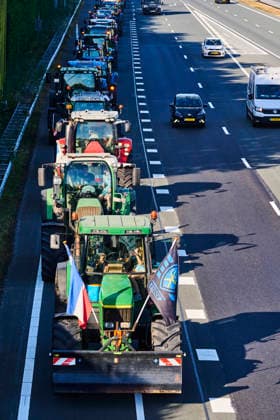 Farmers protest at the provincial government building in Den Bosch against the cabinet s nitrogen plans. S Hertogenbosch 14-08-26. A farmers protest is taking place at the provincial government building in Den Bosch against the cabinet s nitrogen plans and the revocation of permits for five farms. The province of Brabant is holding an extraordinary provincial council meeting today regarding the revocation of nitrogen permits for five poultry farmers located near vulnerable nature areas. NICO GARSTMAN CONTENT CURATION S Hertogenbosch NETHERLANDS  Copyright: xNICOxGARSTMANx xCONTENTxCURATIONx NICOxGARSTMANx xCONTENTxCURATIONx