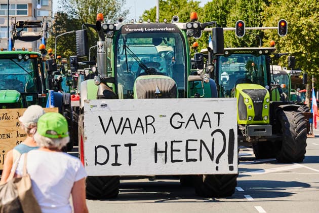 Farmers protest at the provincial government building in Den Bosch against the cabinet s nitrogen plans. S Hertogenbosch 14-08-26. A farmers protest is taking place at the provincial government building in Den Bosch against the cabinet s nitrogen plans and the revocation of permits for five farms. The province of Brabant is holding an extraordinary provincial council meeting today regarding the revocation of nitrogen permits for five poultry farmers located near vulnerable nature areas. NICO GARSTMAN CONTENT CURATION S Hertogenbosch NETHERLANDS  Copyright: xNICOxGARSTMANx xCONTENTxCURATIONx NICOxGARSTMANx xCONTENTxCURATIONx
