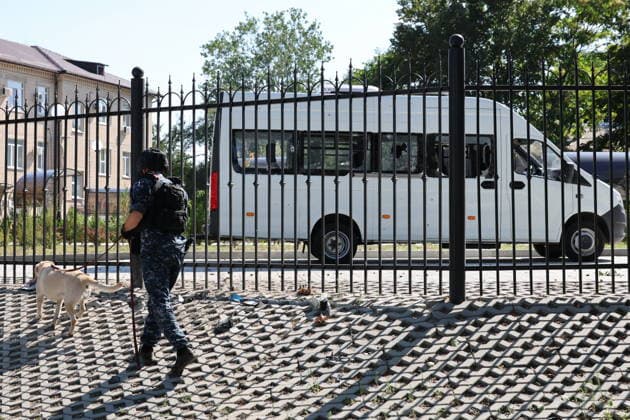RUSSIA, ZAPOROZHYE REGION - AUGUST 14, 2026: A Russian Investigative Committee officer at the scene of a Ukrainian attack involving Hornet drones in Melitopol Russia  - ZUMAt113 20260814_zaa_t113_140 Copyright: xAlexanderxPolegenkox