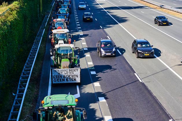 Farmers protest at the provincial government building in Den Bosch against the cabinet s nitrogen plans. S Hertogenbosch 14-08-26. A farmers protest is taking place at the provincial government building in Den Bosch against the cabinet s nitrogen plans and the revocation of permits for five farms. The province of Brabant is holding an extraordinary provincial council meeting today regarding the revocation of nitrogen permits for five poultry farmers located near vulnerable nature areas. NICO GARSTMAN CONTENT CURATION S Hertogenbosch NETHERLANDS  Copyright: xNICOxGARSTMANx xCONTENTxCURATIONx NICOxGARSTMANx xCONTENTxCURATIONx