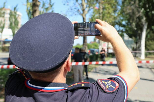 RUSSIA, ZAPOROZHYE REGION - AUGUST 14, 2026: A police officer at the scene of a Ukrainian attack involving Hornet drones in Melitopol Russia  - ZUMAt113 20260814_zaa_t113_142 Copyright: xAlexanderxPolegenkox