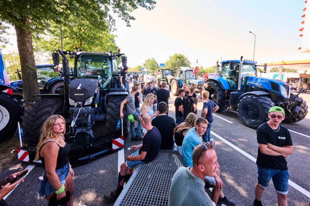 Farmers protest at the provincial government building in Den Bosch against the cabinet s nitrogen plans. S Hertogenbosch 14-08-26. A farmers protest is taking place at the provincial government building in Den Bosch against the cabinet s nitrogen plans and the revocation of permits for five farms. The province of Brabant is holding an extraordinary provincial council meeting today regarding the revocation of nitrogen permits for five poultry farmers located near vulnerable nature areas. NICO GARSTMAN CONTENT CURATION S Hertogenbosch NETHERLANDS  Copyright: xNICOxGARSTMANx xCONTENTxCURATIONx NICOxGARSTMANx xCONTENTxCURATIONx