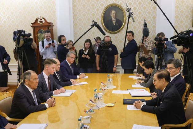 RUSSIA, MOSCOW - AUGUST 14, 2026: Russia s Minister of Foreign Affairs Sergei Lavrov (L) and Thailand s Minister of Foreign Affairs Sihasak Phuangketkeow (R) talk during a meeting at the Reception House of the Russian Ministry of Foreign Affairs Moscow Russia  - ZUMAt113 20260814_zaa_t113_155 Copyright: xVladimirxGerdox