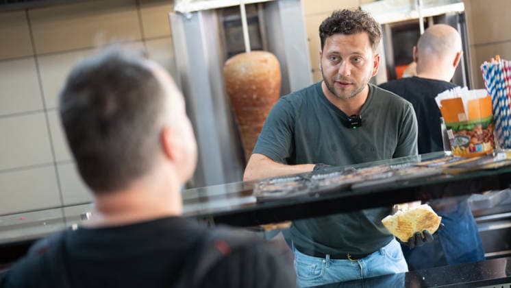 Felix Banaszak, Bundesvorsitzender BÜNDNIS 90 DIE GRÜNEN, besucht im Rahmen seiner Sommertour 2026 unter dem Motto Taxi Banaszak einen Döner-Laden in Magdeburg und diskutiert über die Dönerpreisbremse - Elenas Gemüse Kebab;Taxi Banaszak Sommertour von Felix Banaszak zu Besuch im Dönerladen in Magdeburg, Magdeburg Sachsen-Anhalt Deutschland Elenas Gemüse Kebab *** Felix Banaszak, Federal Chair of BÜNDNIS 90 THE GREENS, visits a kebab shop in Magdeburg as part of his 2026 summer tour, themed Taxi Banaszak, and discusses the kebab price cap, Elena’s Vegetable Kebab, and Taxi Banaszak. Felix Banaszak’s summer tour: a visit to a kebab shop in Magdeburg, Magdeburg, Saxony-Anhalt, Germany; Elena’s Vegetable Kebab