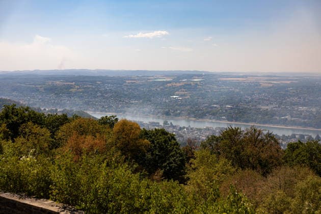 Blick vom Petersberg auf die Rauchwolken zweier Waldbrände Vom Petersberg in Königswinter bei Bonn aus zieht sich der Brandrauch des rund 63 Kilometer entfernten Waldbrands im Hürtgenwald (Kreis Düren, NRW) wie eine Nebelwolke über die Bonner Region. Vom rund 34 Kilometer entfernten Waldbrand bei Langscheid in der Vordereifel (Kreis Mayen-Koblenz, Rheinland-Pfalz) ist dagegen nur die Rauchsäule zu erkennen der dortige Brandrauch erreicht die Bonner Region nicht. Für Bonn und den Rhein-Sieg-Kreis gilt dennoch eine NINA-Gefahreninformation zu Brandrauch und Geruchsbelästigung. Königswinter Petersberg Nordrhein-Westfalen Deutschland *** View from Petersberg of the smoke plumes from two wildfires. From Petersberg in Königswinter ne Copyright: xMarcxJohnx