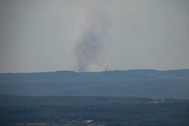 Blick vom Petersberg auf die Rauchwolken zweier Waldbrände Vom Petersberg in Königswinter bei Bonn aus zieht sich der Brandrauch des rund 63 Kilometer entfernten Waldbrands im Hürtgenwald (Kreis Düren, NRW) wie eine Nebelwolke über die Bonner Region. Vom rund 34 Kilometer entfernten Waldbrand bei Langscheid in der Vordereifel (Kreis Mayen-Koblenz, Rheinland-Pfalz) ist dagegen nur die Rauchsäule zu erkennen der dortige Brandrauch erreicht die Bonner Region nicht. Für Bonn und den Rhein-Sieg-Kreis gilt dennoch eine NINA-Gefahreninformation zu Brandrauch und Geruchsbelästigung. Königswinter Petersberg Nordrhein-Westfalen Deutschland *** View from Petersberg of the smoke plumes from two wildfires. From Petersberg in Königswinter ne Copyright: xMarcxJohnx