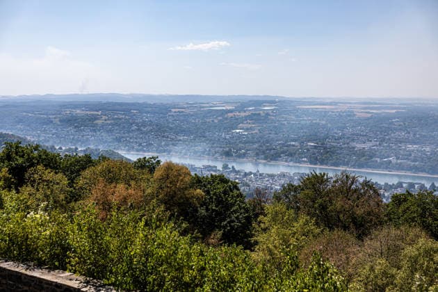 Blick vom Petersberg auf die Rauchwolken zweier Waldbrände Vom Petersberg in Königswinter bei Bonn aus zieht sich der Brandrauch des rund 63 Kilometer entfernten Waldbrands im Hürtgenwald (Kreis Düren, NRW) wie eine Nebelwolke über die Bonner Region. Vom rund 34 Kilometer entfernten Waldbrand bei Langscheid in der Vordereifel (Kreis Mayen-Koblenz, Rheinland-Pfalz) ist dagegen nur die Rauchsäule zu erkennen der dortige Brandrauch erreicht die Bonner Region nicht. Für Bonn und den Rhein-Sieg-Kreis gilt dennoch eine NINA-Gefahreninformation zu Brandrauch und Geruchsbelästigung. Königswinter Petersberg Nordrhein-Westfalen Deutschland *** View from Petersberg of the smoke plumes from two wildfires. From Petersberg in Königswinter ne Copyright: xMarcxJohnx
