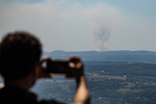 Blick vom Petersberg auf die Rauchwolken zweier Waldbrände Vom Petersberg in Königswinter bei Bonn aus zieht sich der Brandrauch des rund 63 Kilometer entfernten Waldbrands im Hürtgenwald (Kreis Düren, NRW) wie eine Nebelwolke über die Bonner Region. Vom rund 34 Kilometer entfernten Waldbrand bei Langscheid in der Vordereifel (Kreis Mayen-Koblenz, Rheinland-Pfalz) ist dagegen nur die Rauchsäule zu erkennen der dortige Brandrauch erreicht die Bonner Region nicht. Für Bonn und den Rhein-Sieg-Kreis gilt dennoch eine NINA-Gefahreninformation zu Brandrauch und Geruchsbelästigung. Königswinter Petersberg Nordrhein-Westfalen Deutschland *** View from Petersberg of the smoke plumes from two wildfires. From Petersberg in Königswinter ne Copyright: xMarcxJohnx