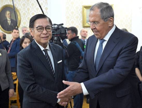 Russia Thailand 9221971 14.08.2026 Russian Foreign Minister Sergey Lavrov, right, and Thai Deputy Prime Minister and Foreign Minister Sihasak Phuangketkeow shake hands as they pose for photos during a meeting in Moscow, Russia. Sergey Guneev Sputnik Moscow Russia  Copyright: xSergeyxGuneevx