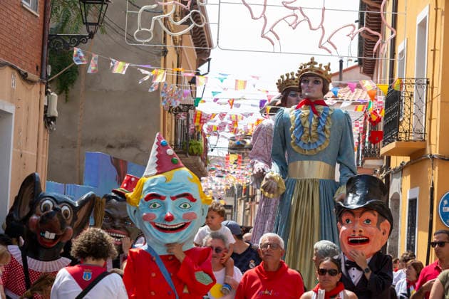 August 14, 2026, PeoÂ±Afiel, Valladolid, USA: A procession Ã¢â‚¬oeDesfile de Gigantes y CabezudosÃ¢â‚¬Â marks the official opening of the Fiestas de Nuestra SeoÂ±ora y San Roque in PeoÂ±afiel, Spain on Friday, August 14, 2026. The Ã¢â‚¬oeGiganteÃ¢â‚¬Â figures represent archetypal kings and queens of Castile. The annual festival, taking place this year on August 14-18, includes traditional processions, bullfighting and and musical events. PeoÂ±Afiel USA  - ZUMAg235 20260814_zap_g235_023 Copyright: xPaulxChristianxGordonx