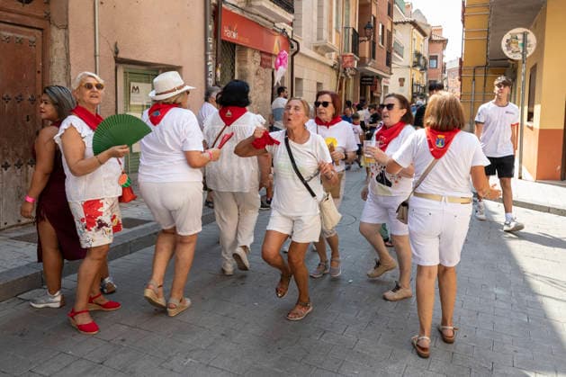 August 14, 2026, PeoÂ±Afiel, Valladolid, USA: A group breaks into spontaneous song and dance at the official opening of the Fiestas de Nuestra SeoÂ±ora y San Roque in PeoÂ±afiel, Spain on Friday, August 14, 2026. The annual festival, taking place this year on August 14-18, includes traditional processions, bullfighting and and musical events. PeoÂ±Afiel USA  - ZUMAg235 20260814_zap_g235_027 Copyright: xPaulxChristianxGordonx