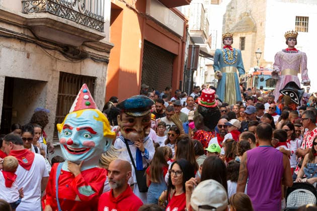 August 14, 2026, PeoÂ±Afiel, Valladolid, USA: A procession Ã¢â‚¬oeDesfile de Gigantes y CabezudosÃ¢â‚¬Â marks the official opening of the Fiestas de Nuestra SeoÂ±ora y San Roque in PeoÂ±afiel, Spain on Friday, August 14, 2026. The Ã¢â‚¬oeGiganteÃ¢â‚¬Â figures represent archetypal kings and queens of Castile. The annual festival, taking place this year on August 14-18, includes traditional processions, bullfighting and and musical events. represent archetypal kings and queens of Castile. The annual festival, taking place this year on August 14-18, includes traditional processions, bullfighting and and musical events. PeoÂ±Afiel USA  - ZUMAg235 20260814_zap_g235_028 Copyright: xPaulxChristianxGordonx